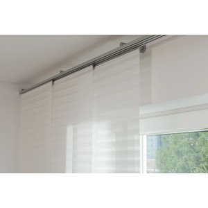 Gardinia Schiebevorhang Flame Weiß, 60x300 cm, vor Fenster montiert.