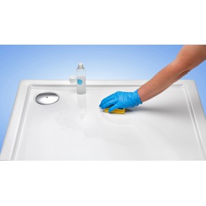 Anwendung des Antirutsch-Anstrich-Sets auf einer Duschwanne für mehr Sicherheit im Bad.