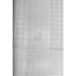 Nahaufnahme einer transparenten Kunststoff-Abdeckplane mit Gitterverstärkung und Öse. Ideal für Bau & Garten.