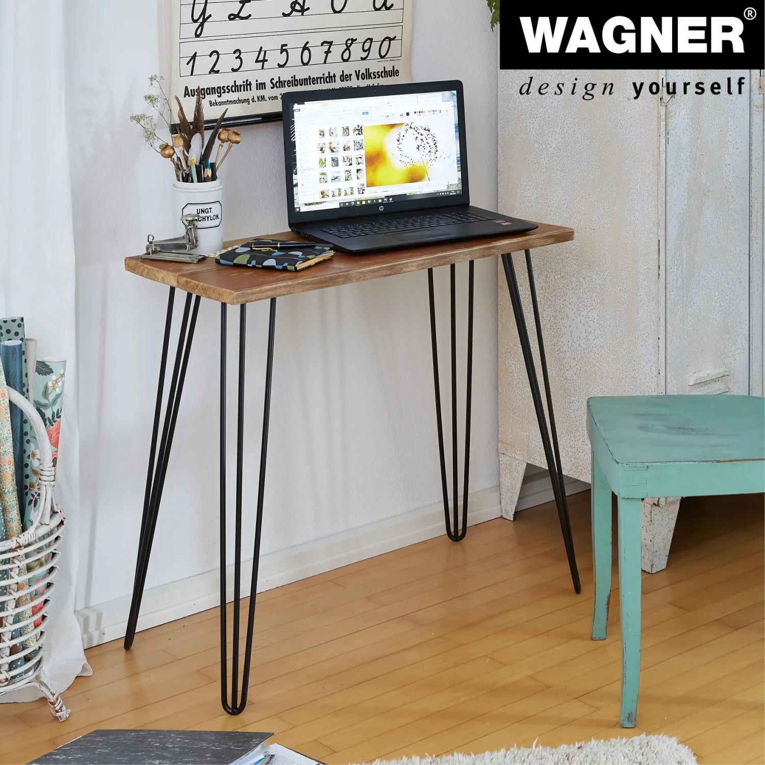 Tisch mit schwarzen Wagner Hairpin Möbelbeinen (860mm) im Retro-Design. DIY-Tisch mit Laptop.
