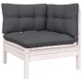 Weißes Gartenmöbel Eckteil aus Kiefernholz mit anthrazitfarbenen Kissen als Teil eines Lounge Sets.