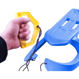 Blauer Ondis24 Kinderschlitten Arrow mit gelbem Zuggriff und Metallkufen.