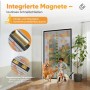 Magnetisches Fliegengitter für Balkontür mit Schmetterlingsmotiv. Kind und Hund passieren den Insektenschutz mühelos.