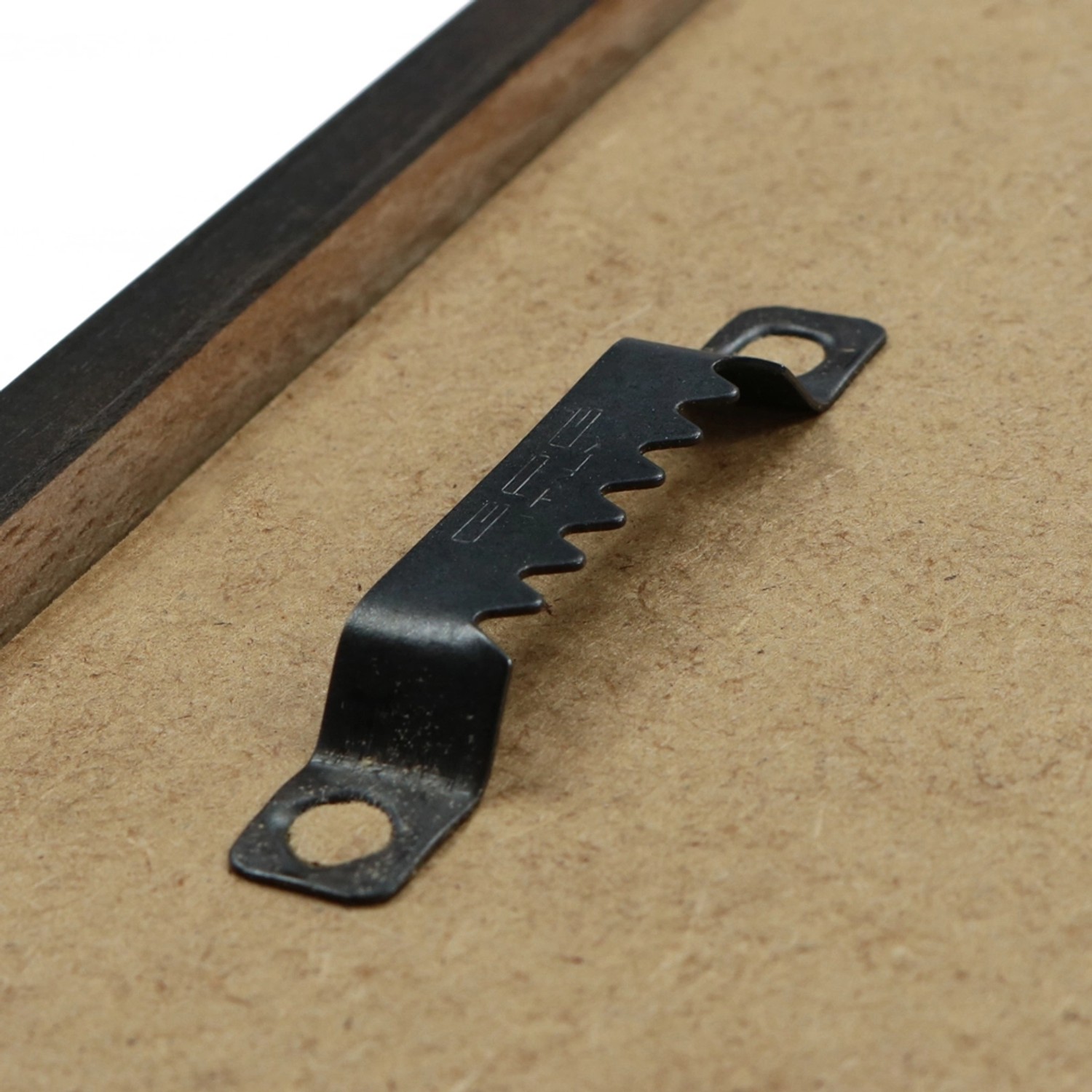 Detailaufnahme der Aufhängung des schwarzen WANDStyle Galerierahmens für 3 Bilder.