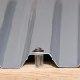 Detailaufnahme: Graue PVC-Dachplatten des Weka Flachdach-Carports mit Befestigung.