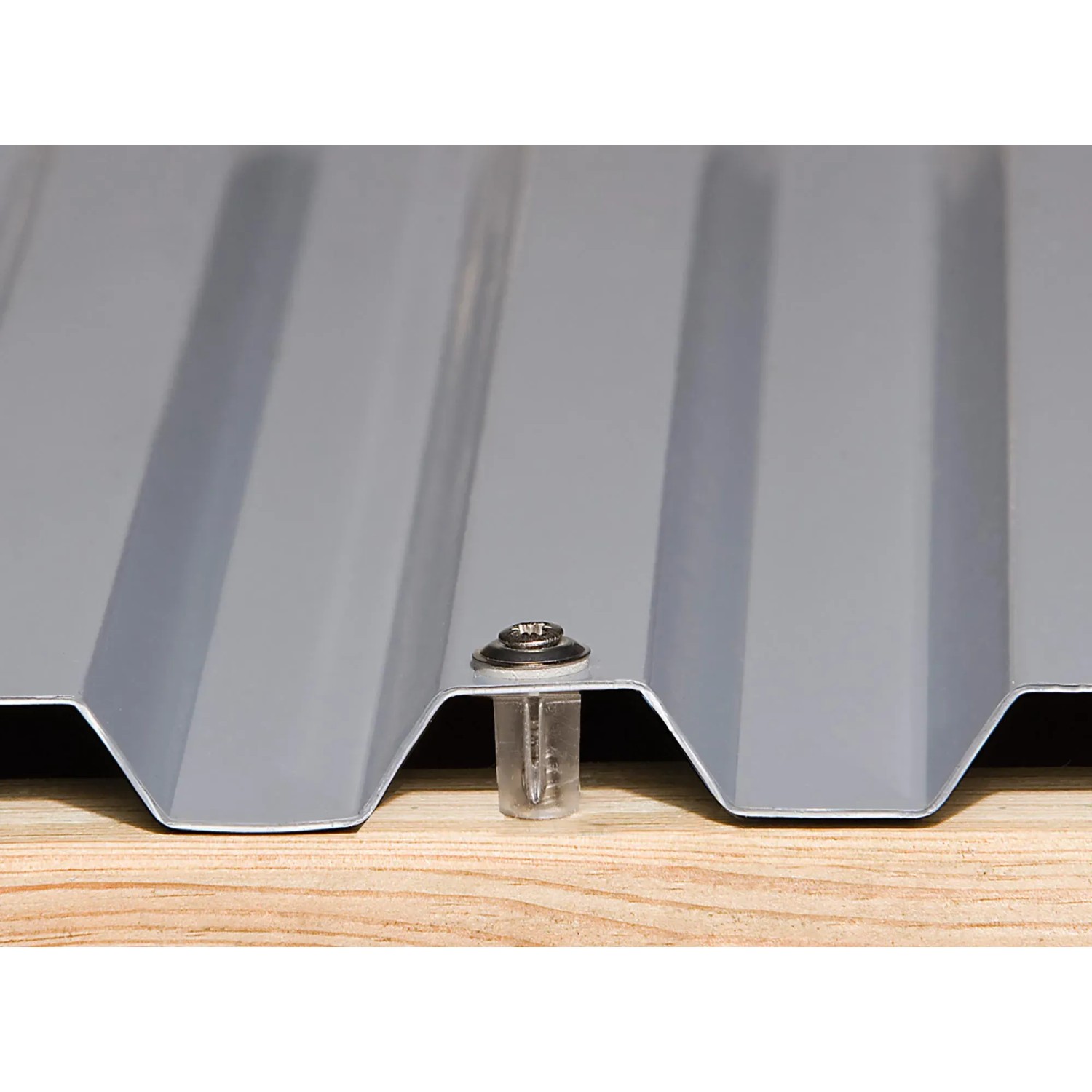Detailaufnahme: Graue PVC-Dachplatten des Weka Flachdach-Carports mit Befestigung.