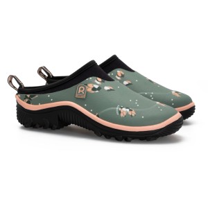 Wassergrüner Rouchette Clog Trial Open Blossom mit floralem Muster, schwarzer Profilsohle und rosa Rand. Bequemer Gartenschuh.