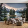 Vlies Fototapete „Spirit Island“ (450x280 cm) mit Insel, See und Bergen im Wohnraum.