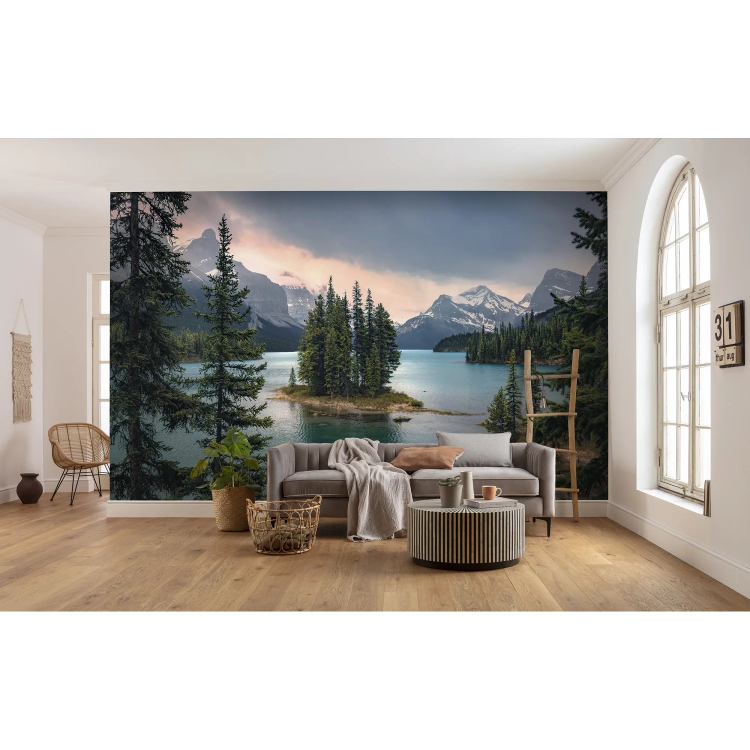 Vlies Fototapete „Spirit Island“ (450x280 cm) mit Insel, See und Bergen im Wohnraum.