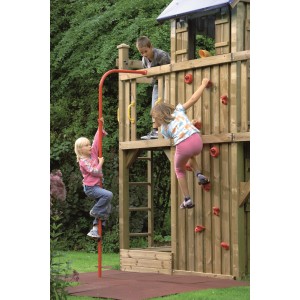 Kinder spielen mit der roten Winnetoo Feuerwehrstange an einem Spielturm im Garten.