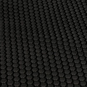 Nahaufnahme einer schwarzen MCW Pool-Solarabdeckung mit 400 µm Stärke und charakteristischer Noppenstruktur.