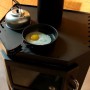 Victoria Kaminofen Taro F mit Backfach: Kochen auf dem Ofen mit Pfanne und Spiegelei.