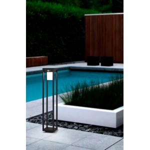 Schwarze Eglo LED Solar Sockelleuchte Martano (80 cm) neben Pool. Moderne Wegeleuchte für den Garten.