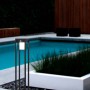 Schwarze Eglo LED Solar Sockelleuchte Martano (80 cm) neben Pool. Moderne Wegeleuchte für den Garten.