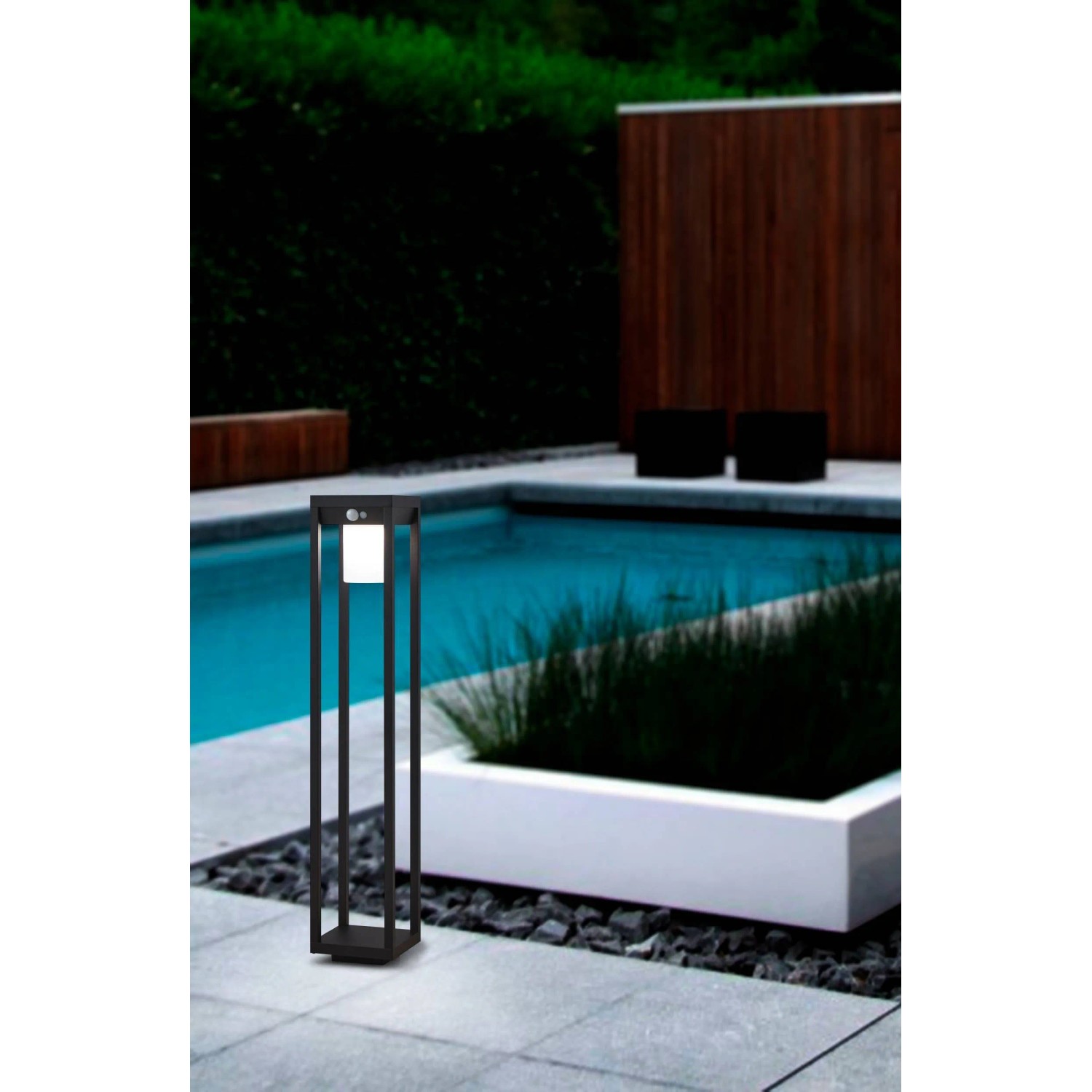 Schwarze Eglo LED Solar Sockelleuchte Martano (80 cm) neben Pool. Moderne Wegeleuchte für den Garten.