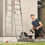 Hailo Alu-Kombileiter S100 Profi Lot im Einsatz mit Mann und Werkzeug vor Hauswand.