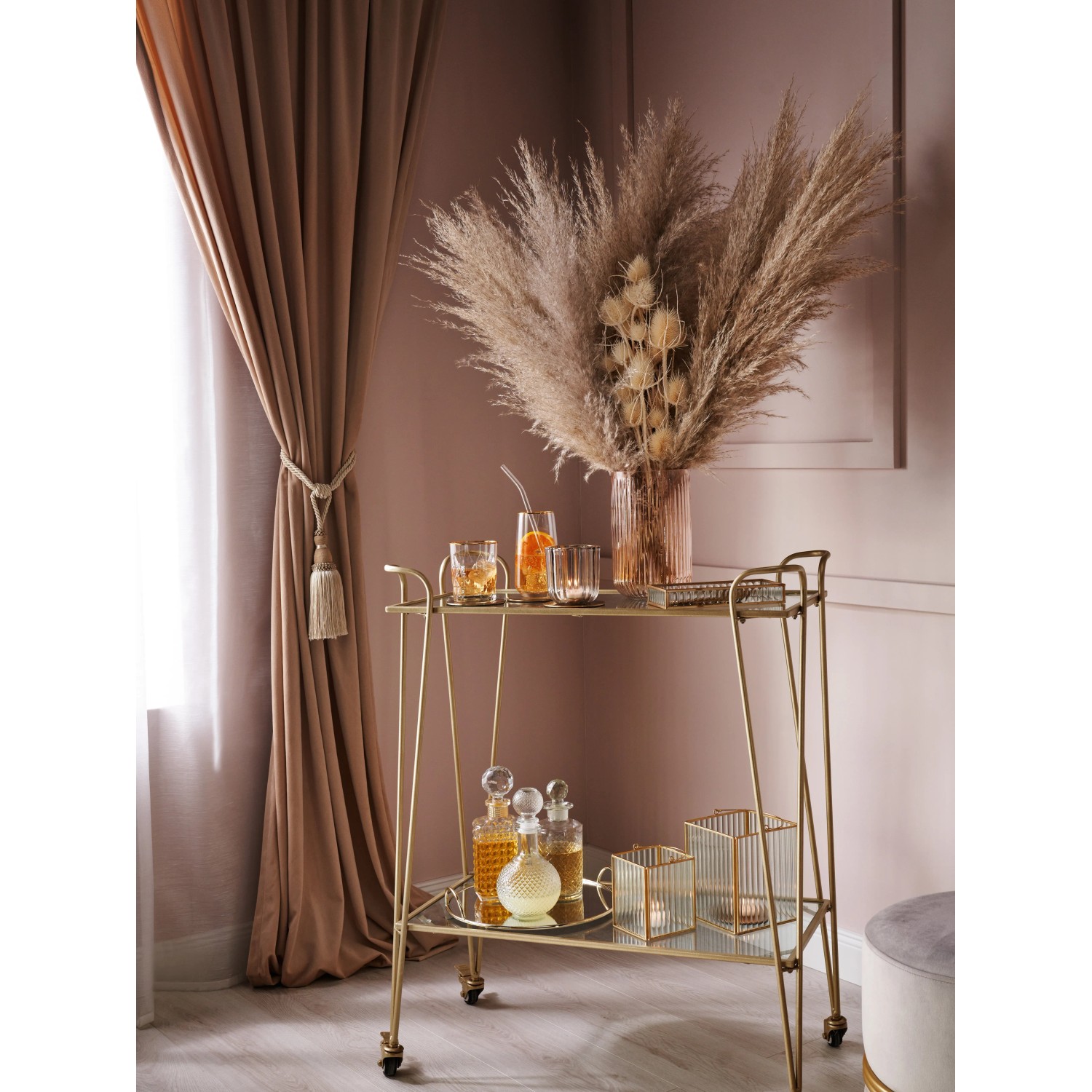 Goldfarbene Laterne Modern Antique auf Barwagen mit Deko-Elementen wie Pampasgras und Karaffen.