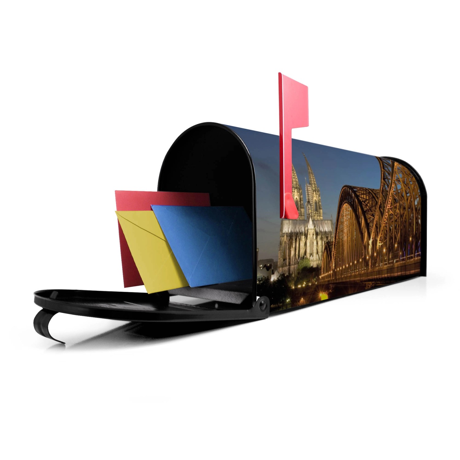 Schwarzer Amerikanischer Briefkasten mit Köln Motiv, offene Klappe mit Briefen.