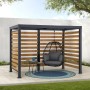 Schwarze Sunjoy Pergola Marao aus Stahl mit Zedernholz-Lamellen und Hängesessel.