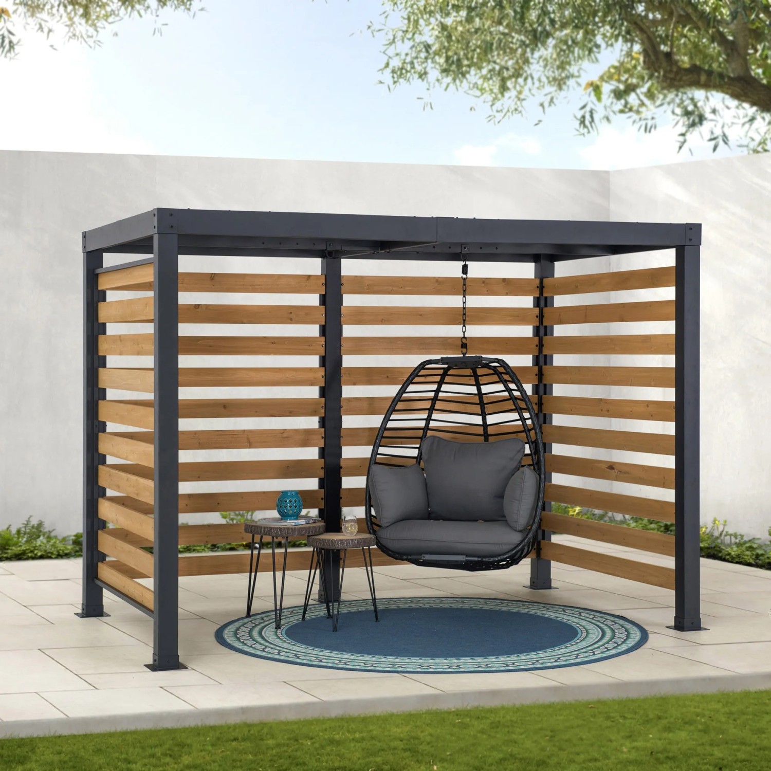 Schwarze Sunjoy Pergola Marao aus Stahl mit Zedernholz-Lamellen und Hängesessel.