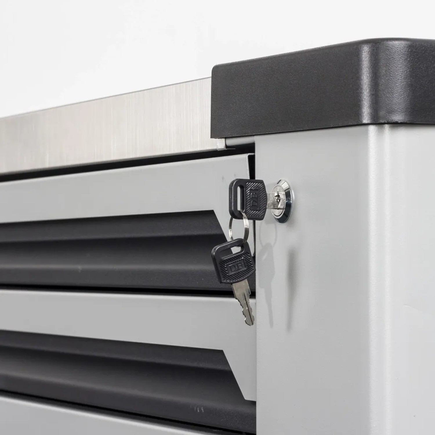 Detailaufnahme: Mephisto Werkzeugwagen mit 7 Schubladen, verschlossen mit Schlüssel.