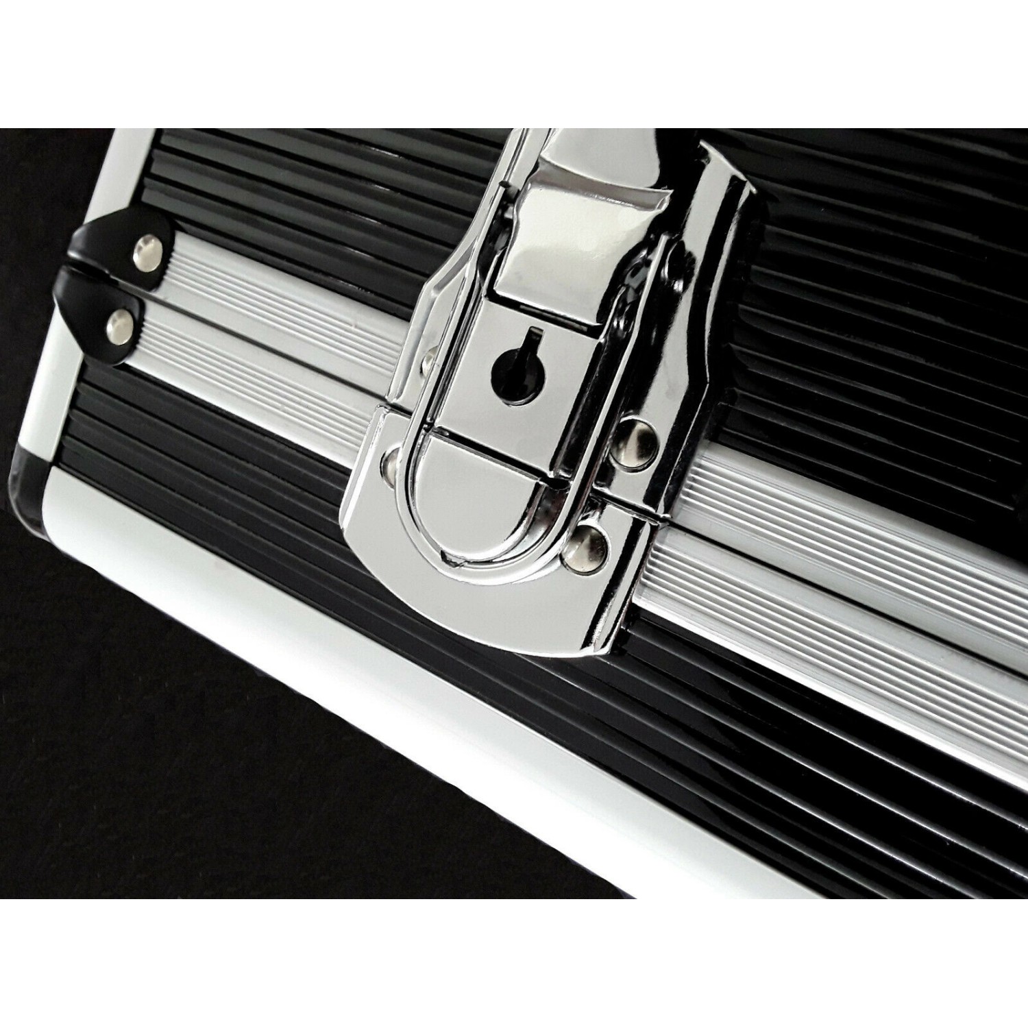 Detailaufnahme: Famex Werkzeugkoffer Universal 749-88 mit silberfarbenem Verschluss.