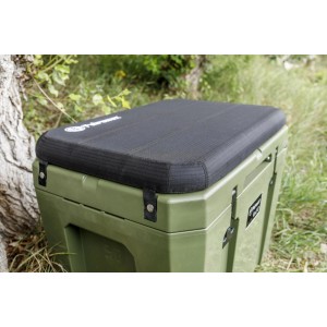 Petromax Sitzkissen Schwarz auf Kühlbox 50l. Bequemer Rastplatz zum Mitnehmen für Outdoor-Abenteuer.