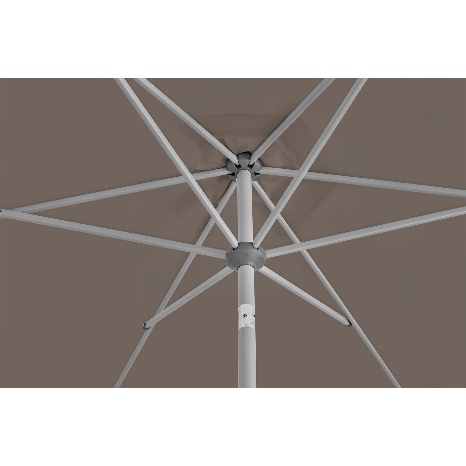 Detailaufnahme des Suncomfort Marktschirms in Taupe hell, zeigt Kurbelmechanik und Streben.