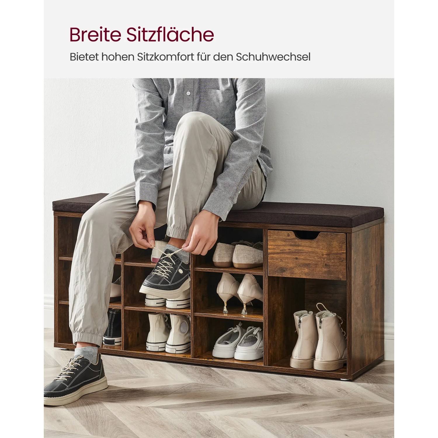 Vintagebraune Schuhbank mit Schublade und Sitzfläche zum Schuhe anziehen.