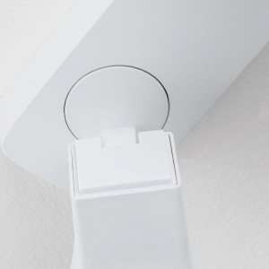 Detailaufnahme: Weißer Orion Sineo Strahler (3-flammig) an der Decke. Moderner Spot für flexible Lichtausrichtung.