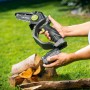 LUX-TOOLS Akku-Astsäge A-EAS-20/154 im Einsatz. Kompakte Akku-Kettensäge für Gartenarbeiten.