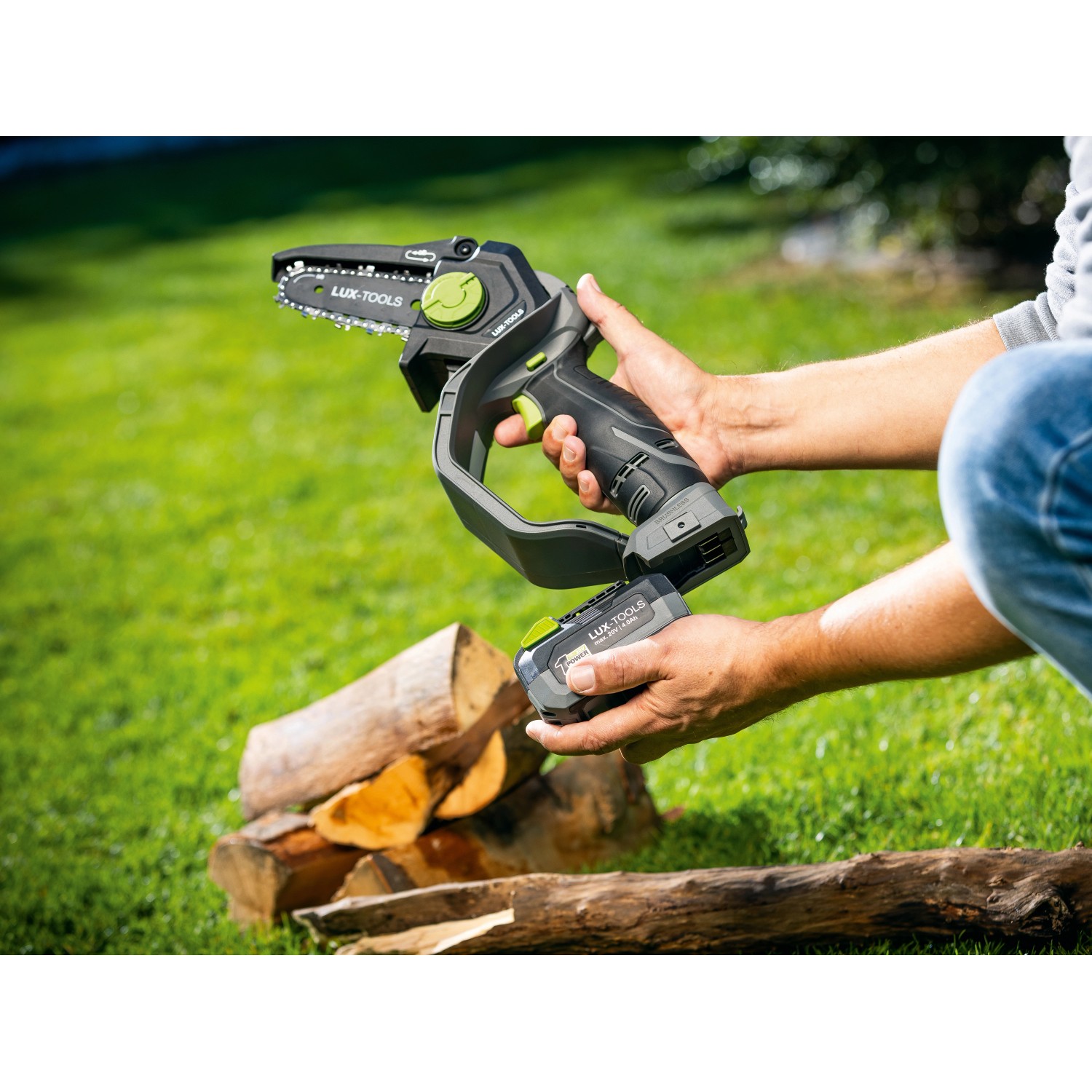 LUX-TOOLS Akku-Astsäge A-EAS-20/154 im Einsatz. Kompakte Akku-Kettensäge für Gartenarbeiten.
