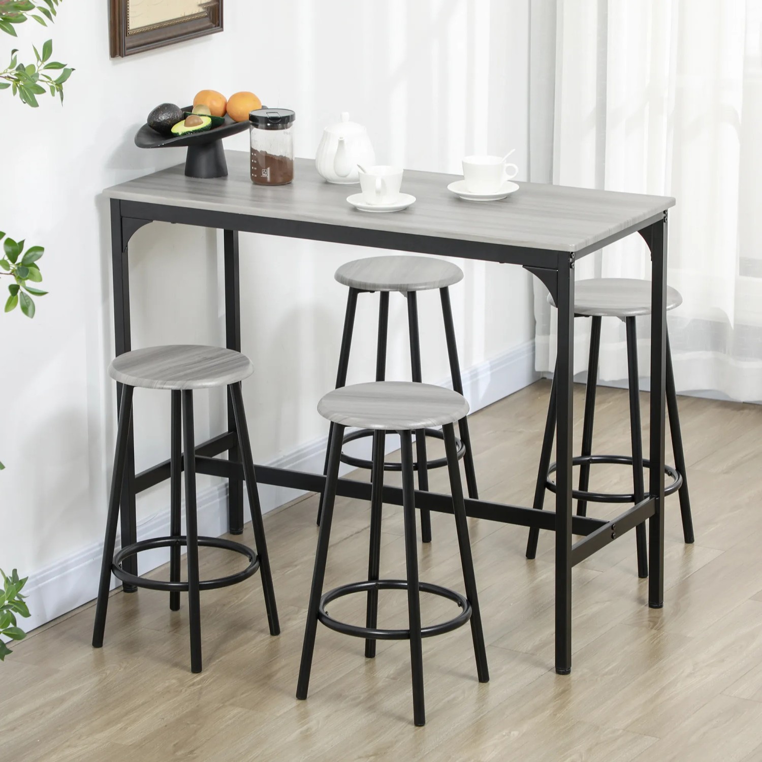 HOMCOM Bartisch Set mit 4 Barhockern, grauem MDF und schwarzem Metallgestell.