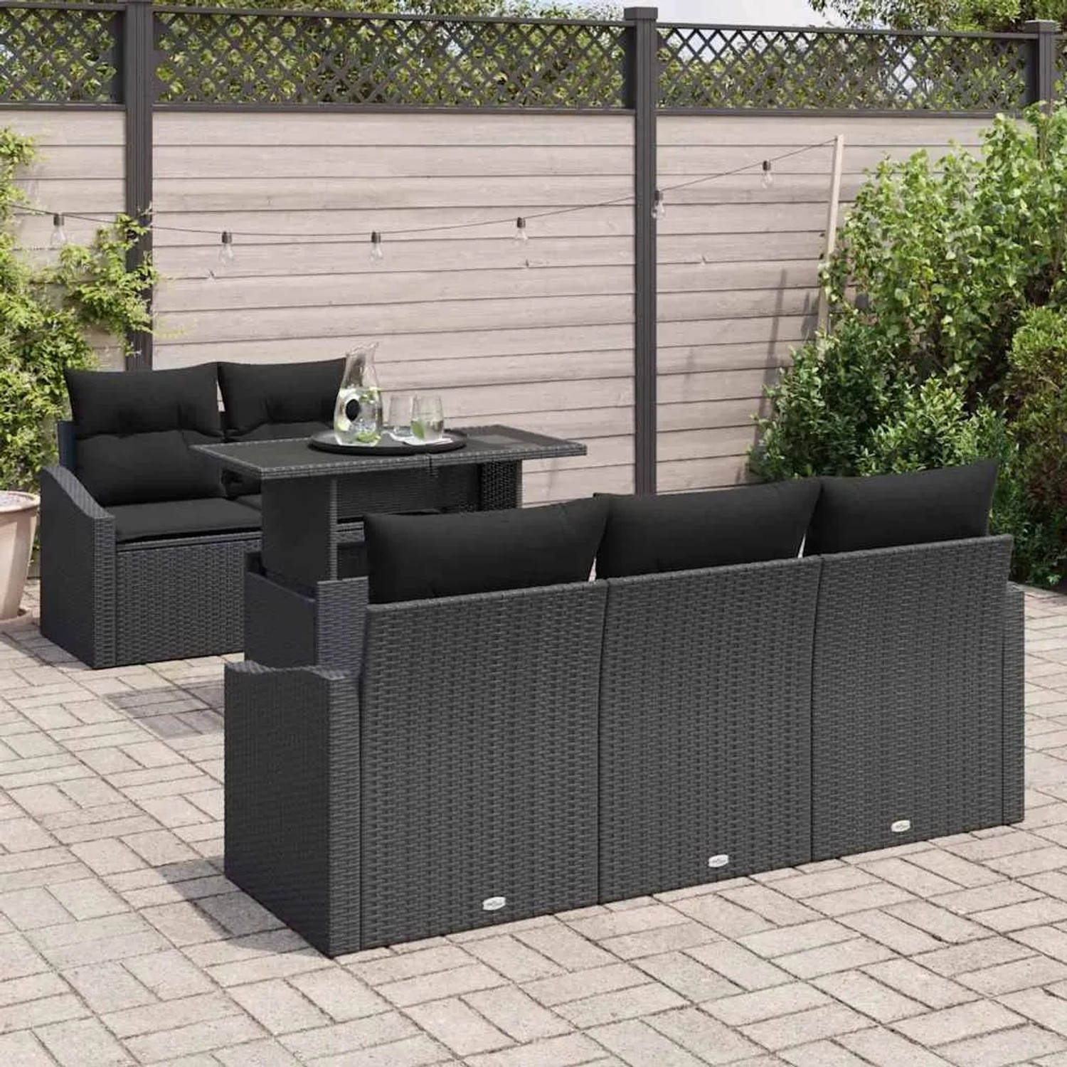 Schwarzes 6-tlg. vidaXL Garten-Sofa-Set aus Poly Rattan mit Tisch und schwarzen Kissen.