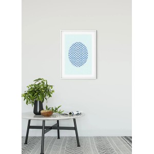 Komar Wandbild Shelly Aqua, 50x70 cm, mit blauem Segelboot-Muster im weißen Rahmen.