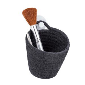 Schwarzer Wenko Aufbewahrungskorb Soria mit Kosmetikpinsel und Schlaufe zur Aufhängung.