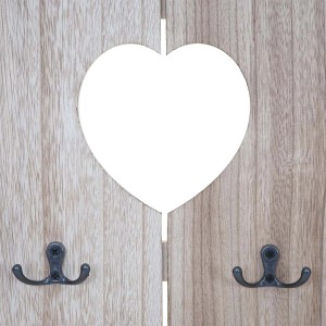 Wandgarderobe C89 im Shabby-Look, naturbraun mit Herz-Ausschnitt und 8 Haken.