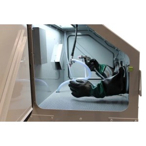 DeTec. Sandstrahlkabine 350l mit Strahlpistole und Handschuhen im Innenraum.