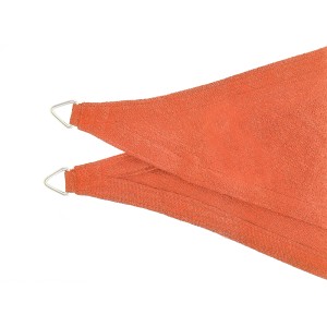 Detailansicht: Terracottafarbenes Schneider Sonnensegel Teneriffa mit Edelstahl-Befestigungsringen.