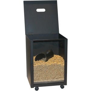 Eckige, schwarz beschichtete Lienbacher Pelletsbox mit Rollen und Pellets gefüllt.