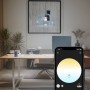 Philips Hue E27 LED Lampe mit App-Steuerung in Wohnraum-Szene unter Pendelleuchte.