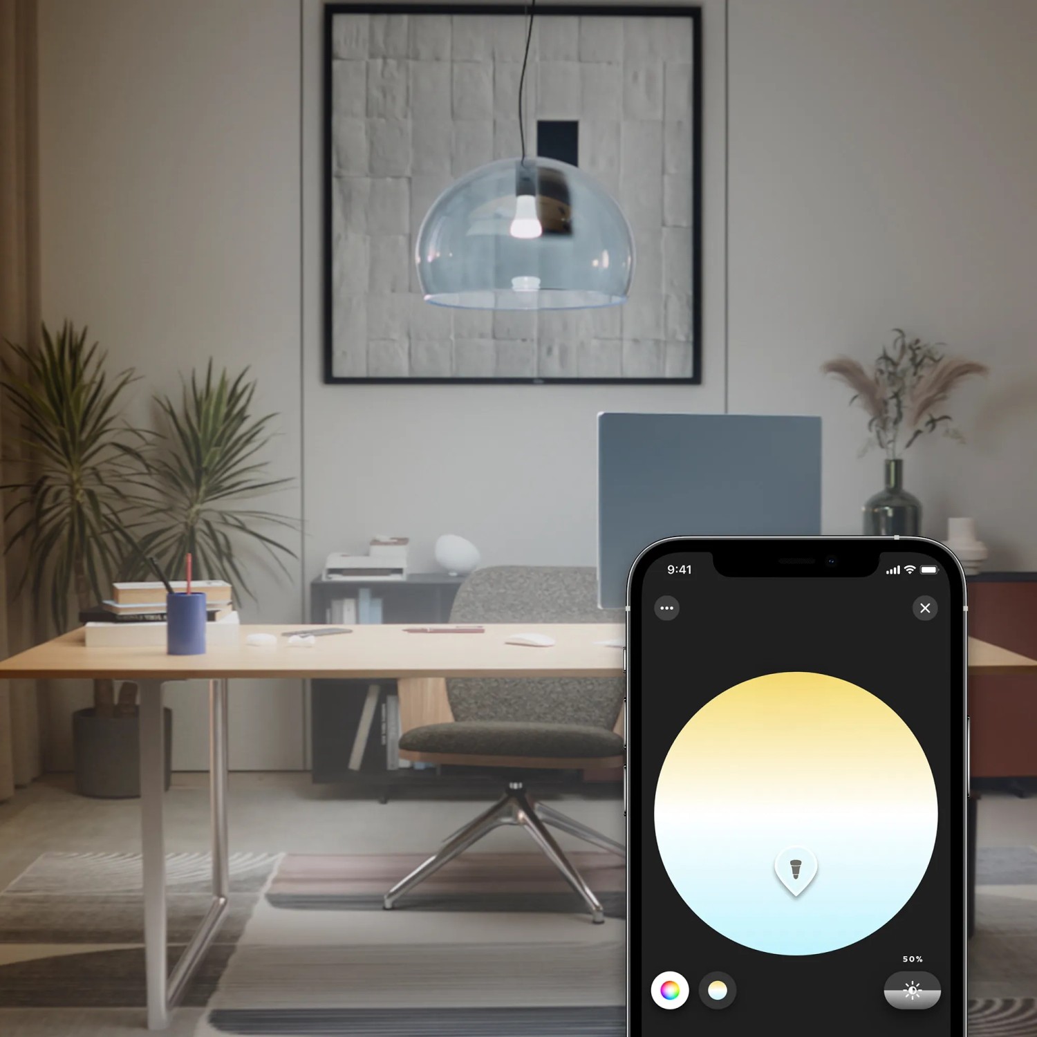 Philips Hue E27 LED Lampe mit App-Steuerung in Wohnraum-Szene unter Pendelleuchte.