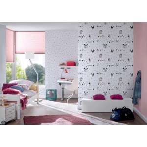 Kinderzimmer mit Vliestapete mit Tieren in Rosa und Schwarz. Dekorative Tapete mit Panda und Partygirlande.
