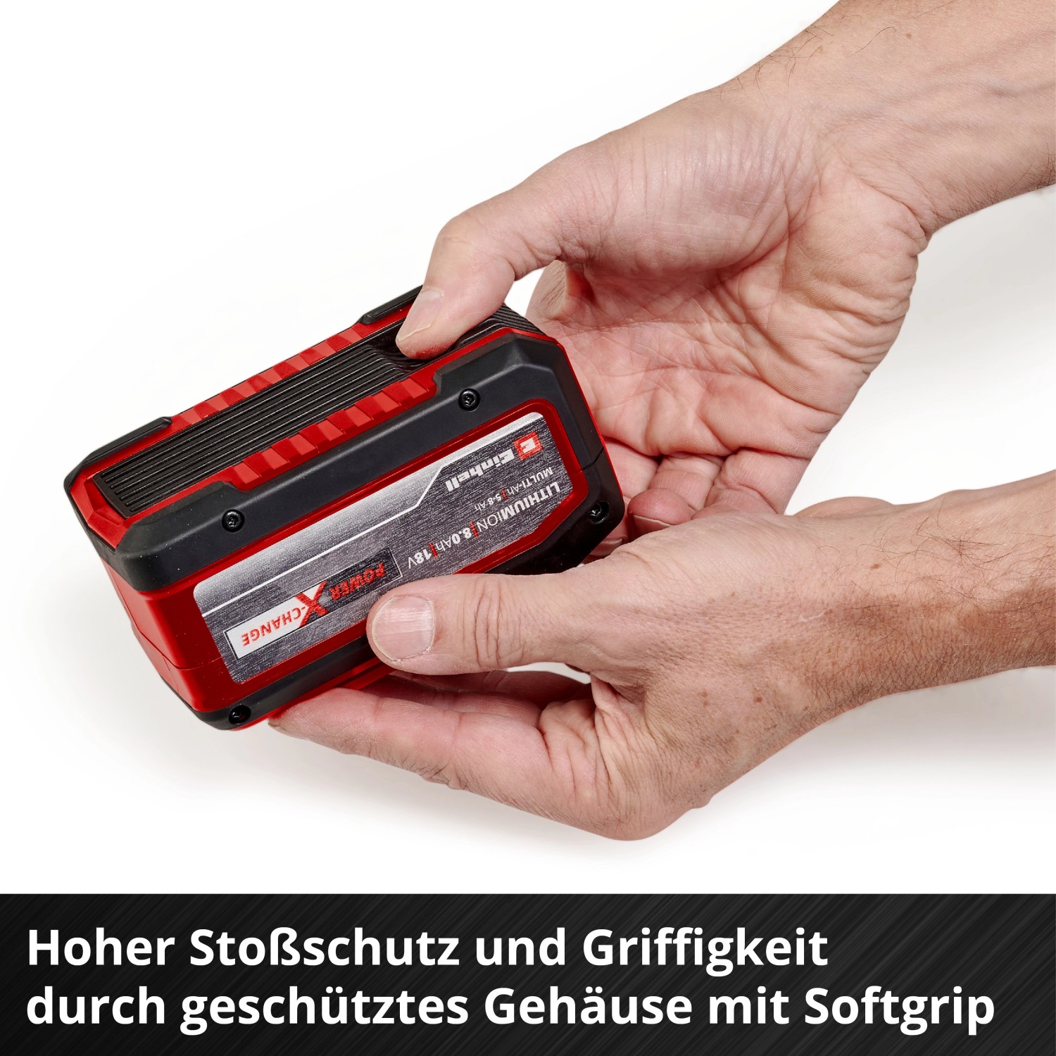 Einhell Akku 18V 5-8Ah Multi-Ah PXC Plus in Händen, rot-schwarz. Power X-Change Akku für Elektrowerkzeuge.