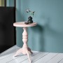 Tisch mit Alpina Sprühlack No. 24 Zarte Romantik® edelmatt in Pastellrosa lackiert.