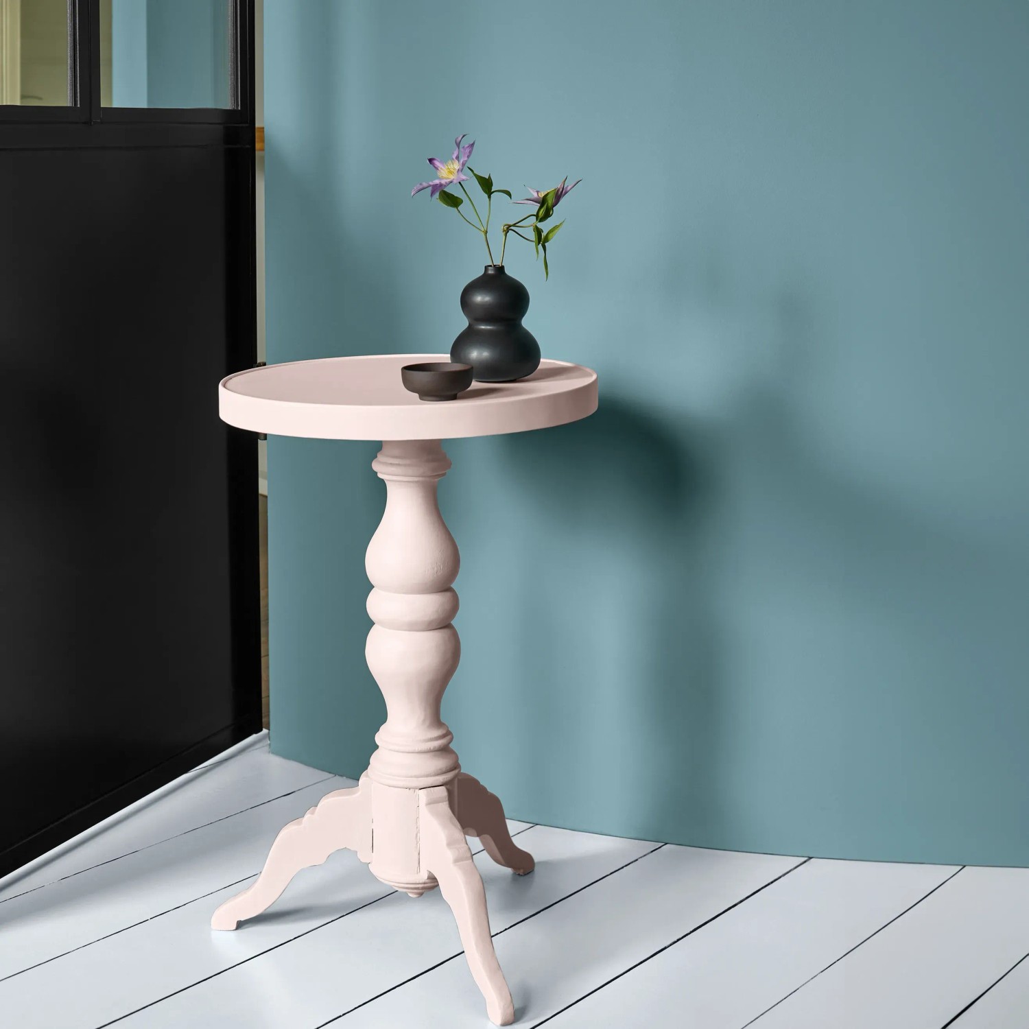 Tisch mit Alpina Sprühlack No. 24 Zarte Romantik® edelmatt in Pastellrosa lackiert.