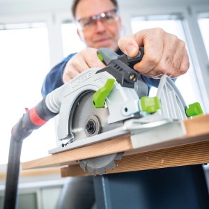 LUX-TOOLS Akku-Handkreissäge A-KS-20/150 im Einsatz beim Holzzuschnitt. Handkreissäge mit Laser.