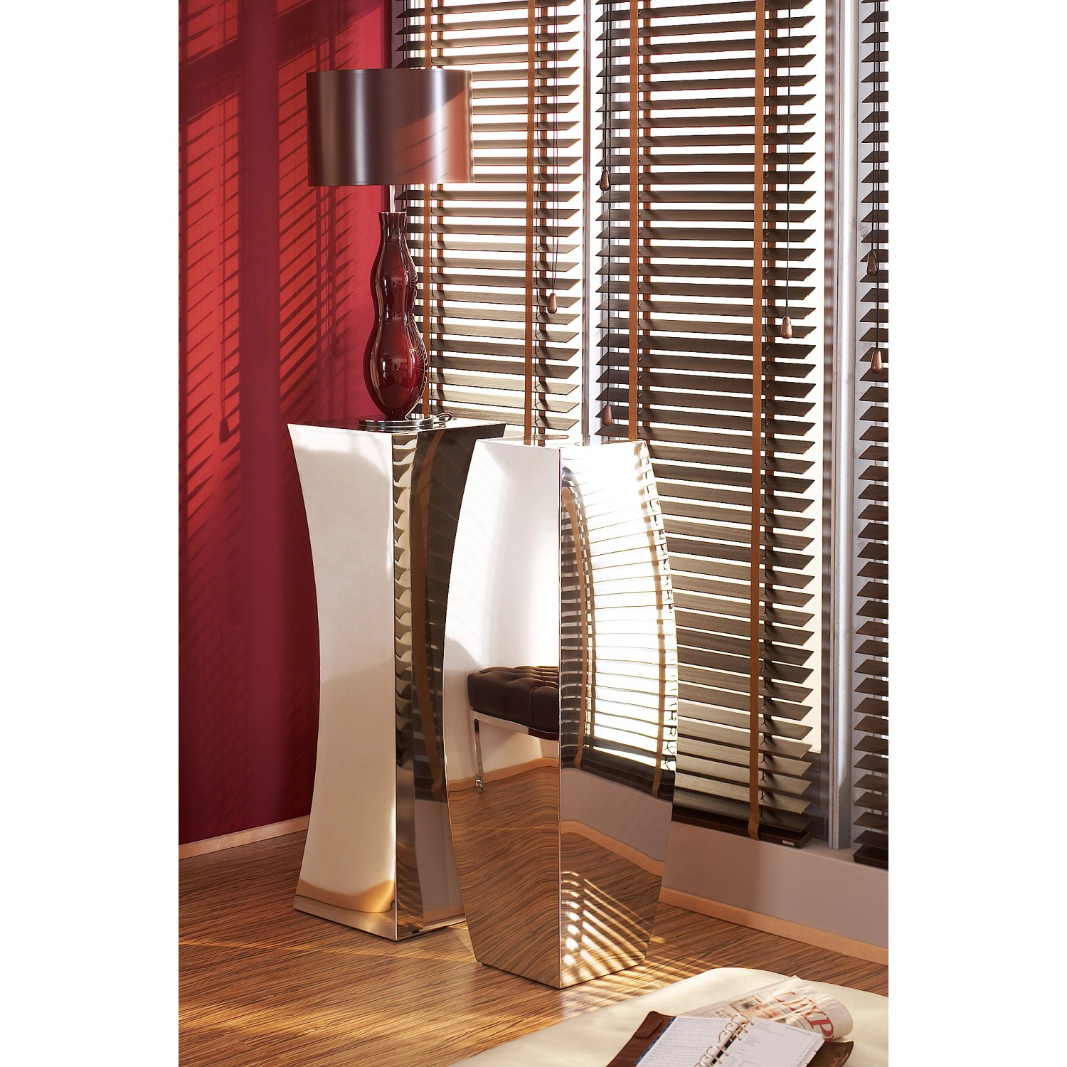 Wohnraum mit Wandfarbe in Amarena. Matte, rote Wandfarbe von Schöner Wohnen.