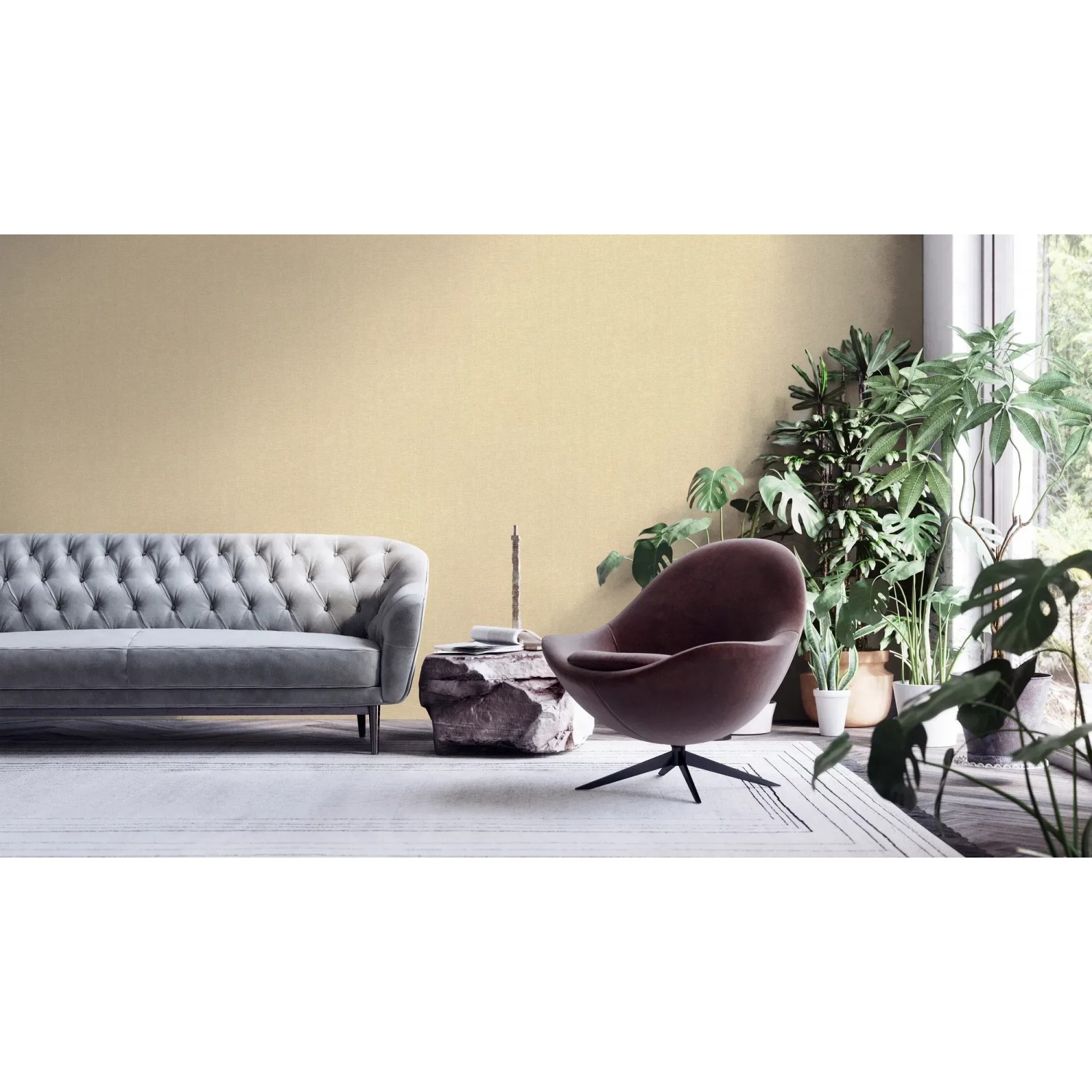 Beige-gelbe Vliestapete Uni Matt Strukturiert im Wohnraum mit Sofa und Sessel.