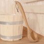 Weka Schöpfkelle aus Holz neben Saunaeimer, Zubehör für Saunaöfen im OBI Online-Shop.